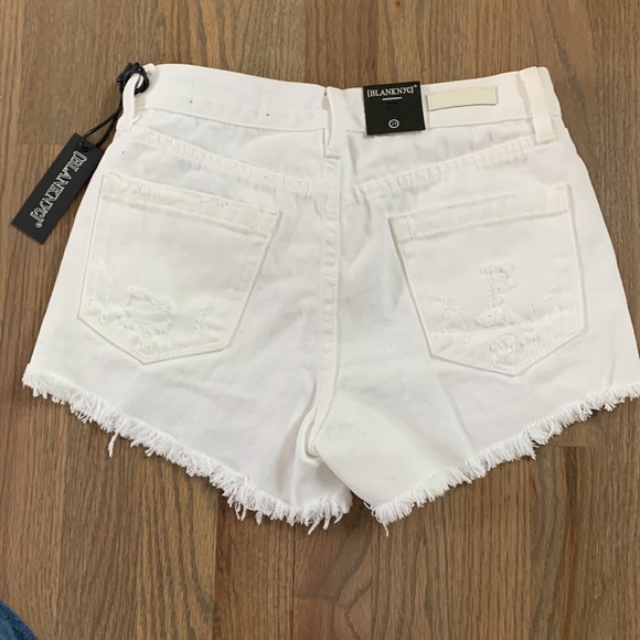 White denim shorts, fringe hem - Picture 2 of 3